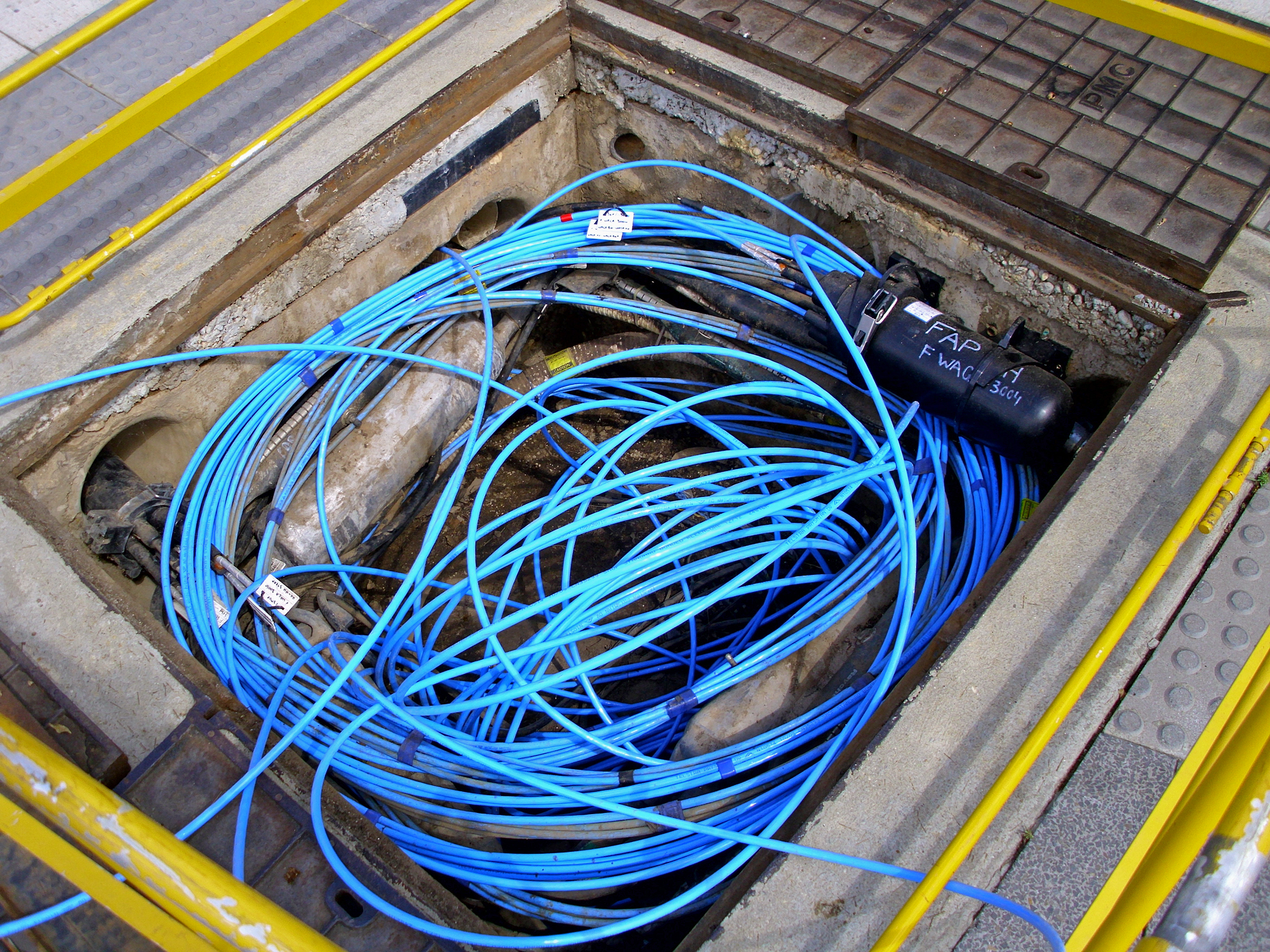 Optical fibre installation in a pit